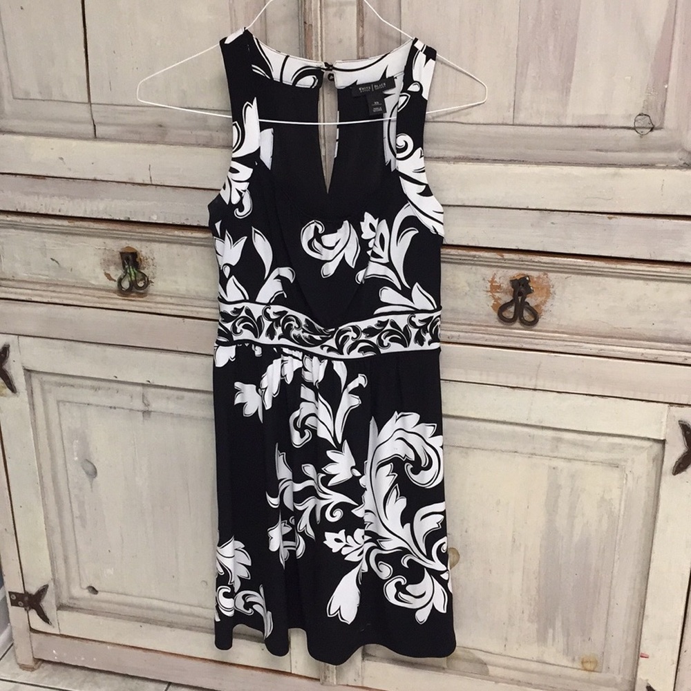 White House Black Market Sleeveless Keyhole Dress